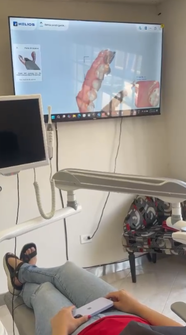 Escaneo dental digital en pantalla durante una consulta con el Dr. Marco Morales en Durango