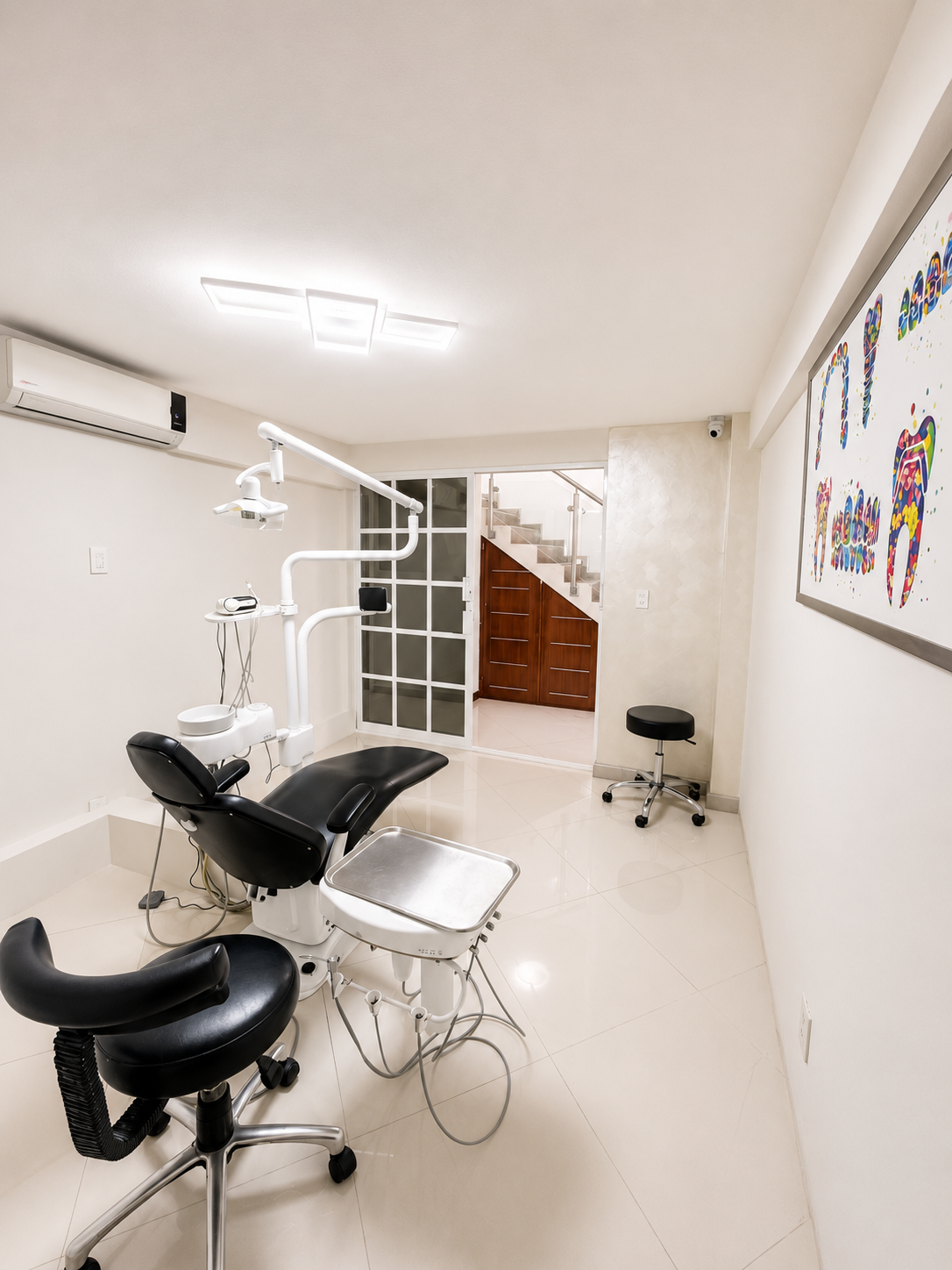 Sillón de tratamiento ortodóntico en la clínica Dr. Marco Morales, Durango